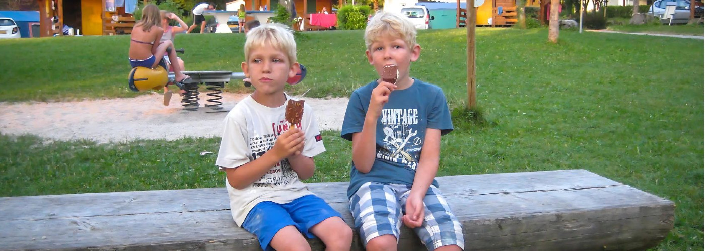 Zeb en Tycho genieten van een ijsje op de camping