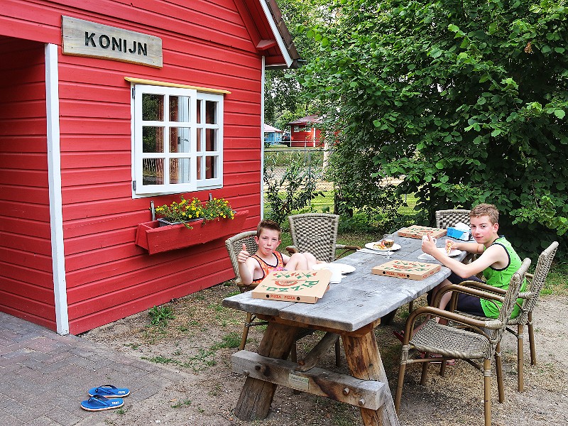 Lekker genieten van afhaalpizza's bij Bosgalow Konijn