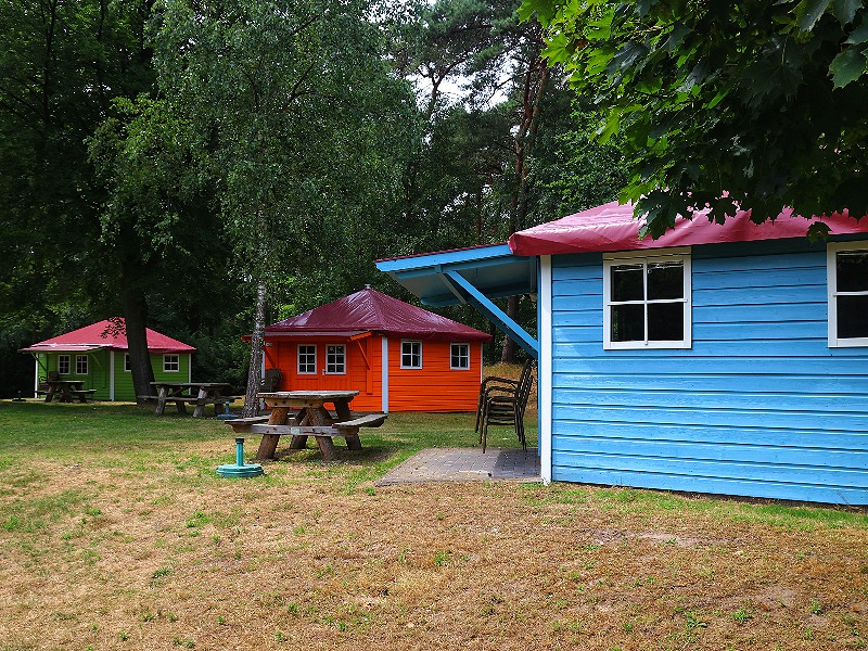 De kleurrijke kampeerbungalows