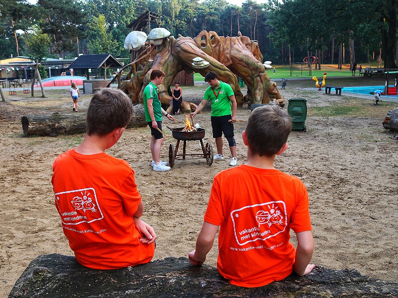 Genieten tijdens de kampvuuravond met muziek en marshmallows....