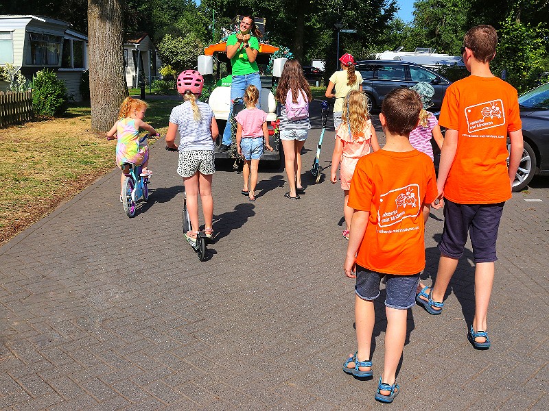Gezellig mee met de Ophaalparade over de camping!