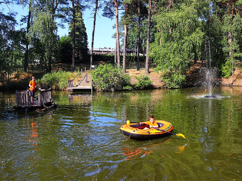 Lekker roeien of spelen op het trekvlot in de roeivijver