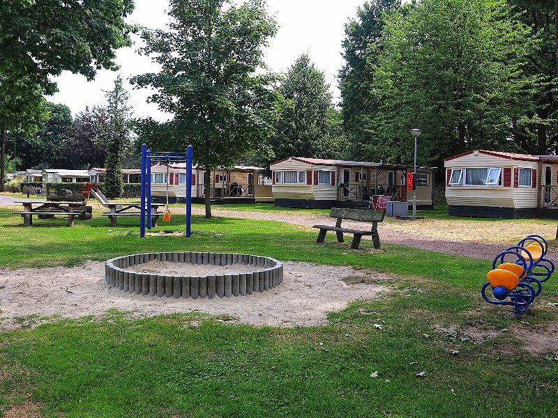 Het veldje met stacaravans en speeltuintje