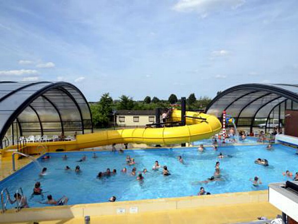 Het binnenbad is bij mooi weer zo omgetoverd tot een buitenbad bij Camping IJsselstrand