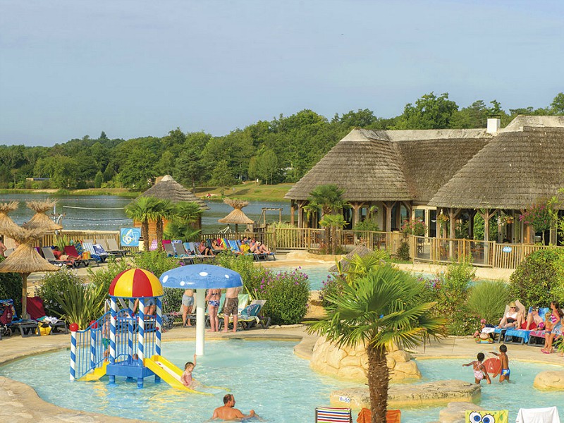 Het zwembad op de peuter en kindvriendelijke camping Les Alicourts in de Loire