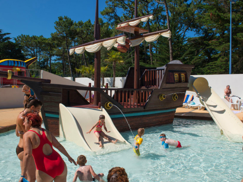Een tof piratenschip met glijbanen bij Camping l'Ocean