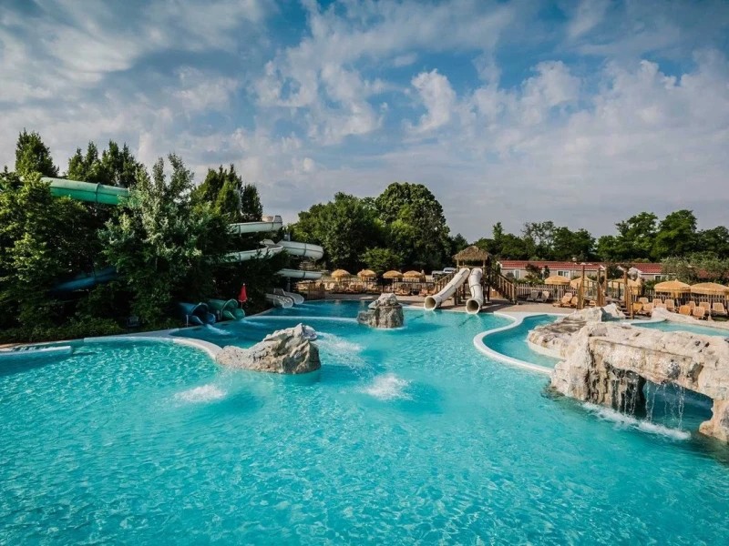 Glijbanen in het zwembad op de camping