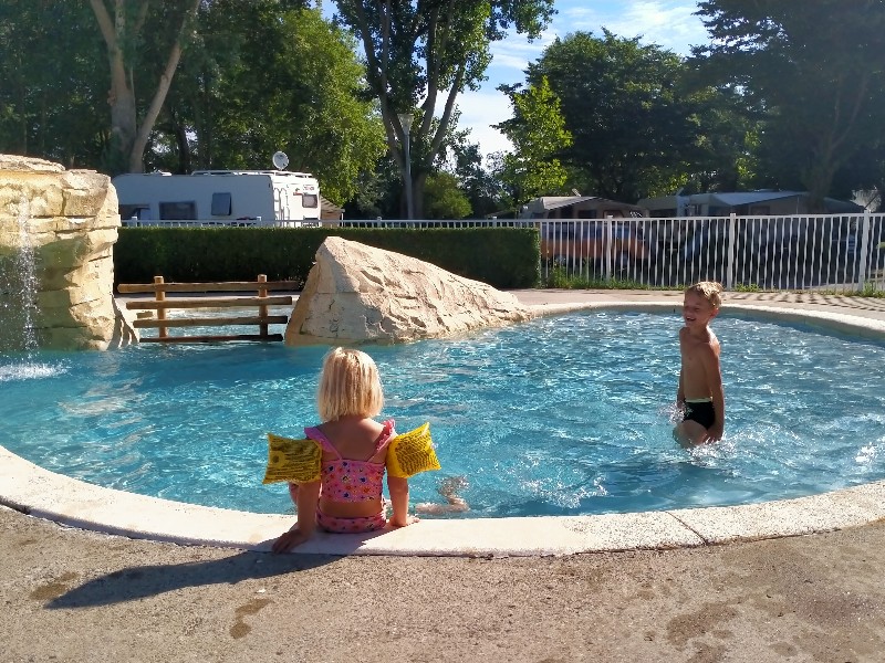 De kinderen van Emma spelen in het zwembad van camping port du plaisance in Picardie