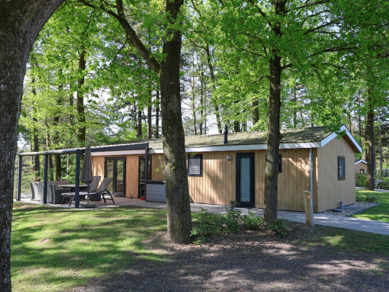 De buitenkant van onze vakantievilla op camping Samoza