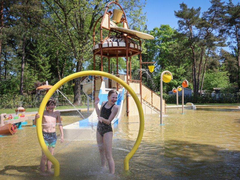 Lekker spetteren in de waterspeeltuin waarin ook aan de kleinste kinderen is gedacht
