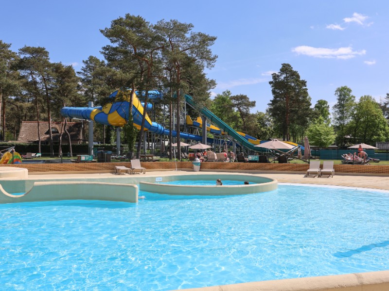 Bij lekker weer is het perfect toeven in het waterpark met glijbanen en zwembad op camping Samoza