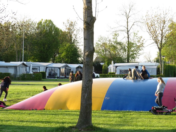 Plezier op de airtrampoline op camping Scheldeoord