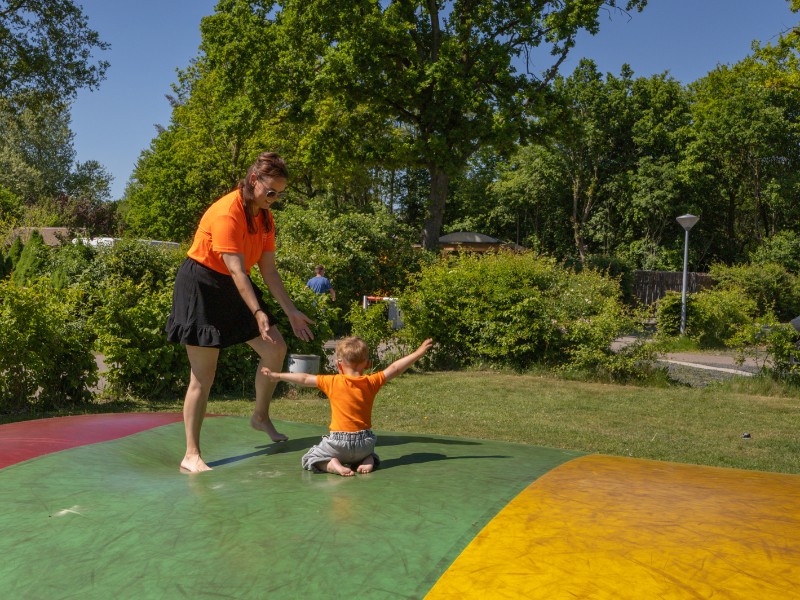 Springen op de trampoline op camping Si-Es-An