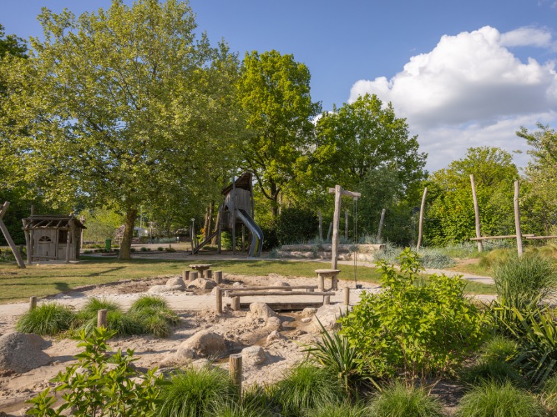 De grote natuurspeeltuin bij de brasserie