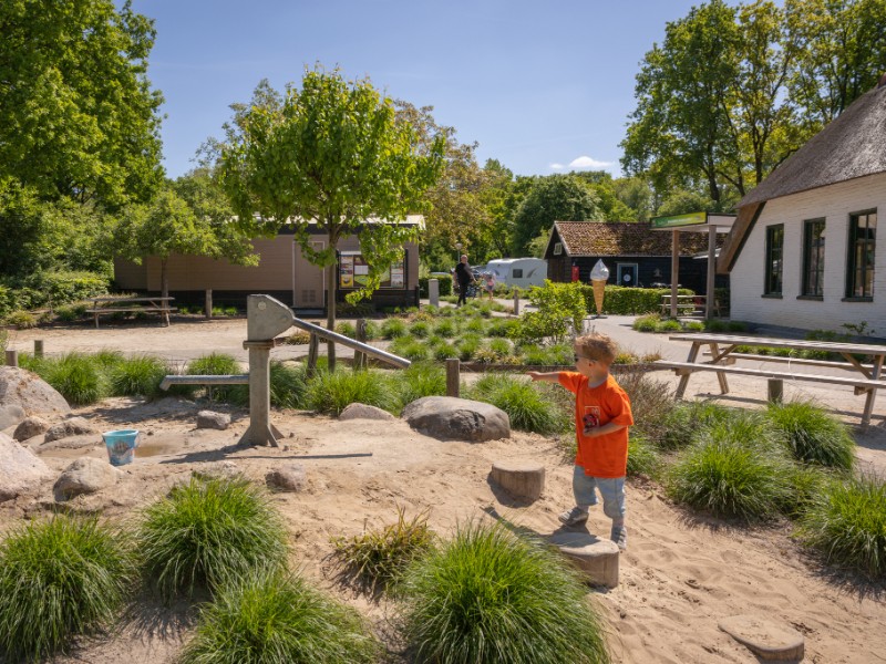 Jaxx bij de pomp in de natuurspeeltuin bij de Brasserie