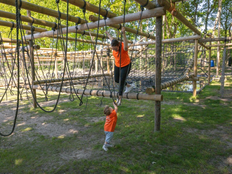 Lekker in de touwen hangen, het survivallen is vooral leuk met wat grotere kinderen, maar wel een te gekke optie!