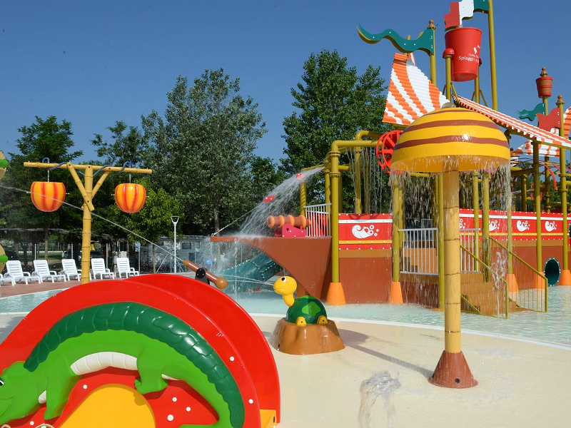 Het leuke spraypark bij camping Spiaggia e Mare