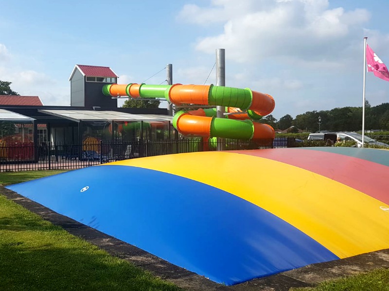 Airtrampoline en mooie grote glijbaan bij Cmaping 't Veld