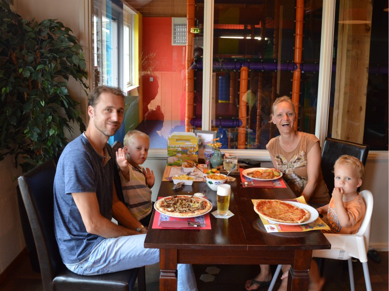 Het eten smaakt heerlijk in het restaurant van de camping