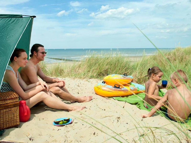 Gezin op de duin vlakbij camping Veld & Duin