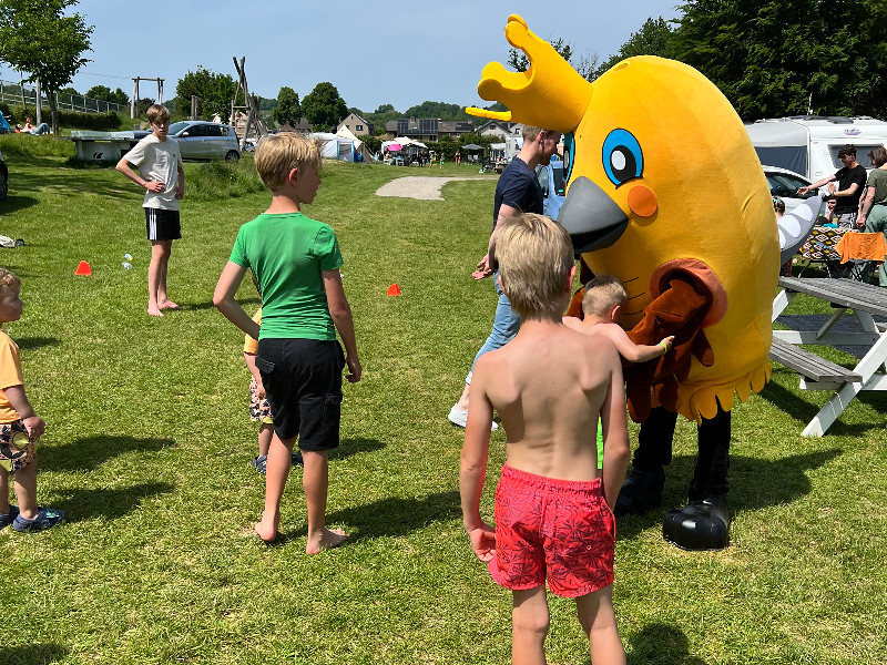 Vinkie gaat langs de kinderen voor een knuffel of High Five
