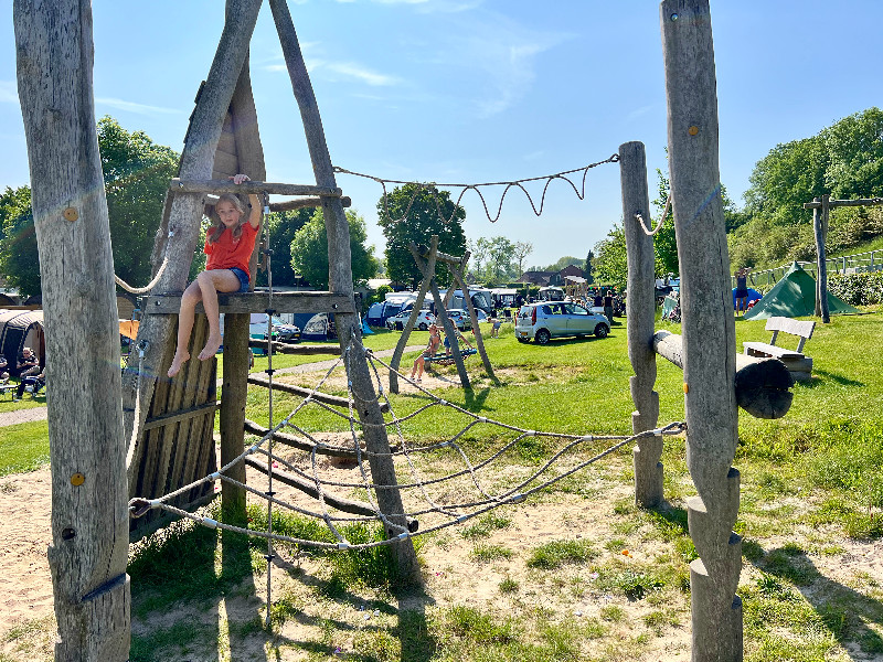 Op de camp[ingvelden staan leuke speeltoestellen