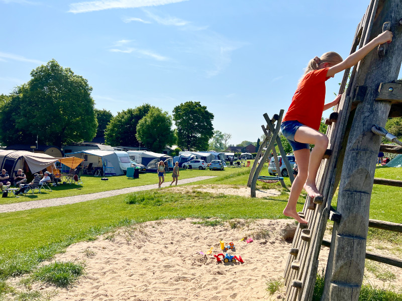 Lekker spelen in de speeltoestellen bij Camping Vinkenhof