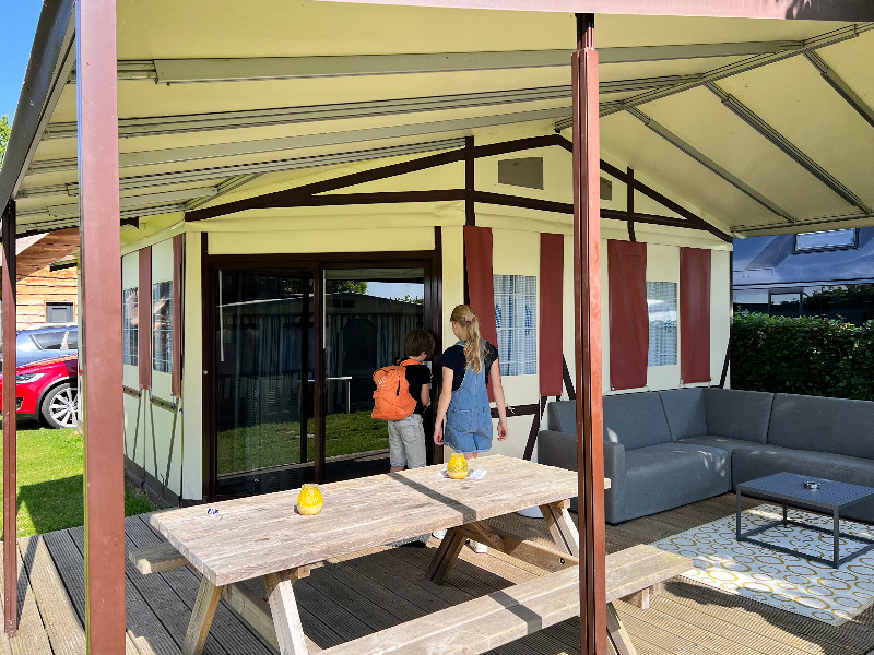 Onze Tentlodge heeft een prachtig groot terras