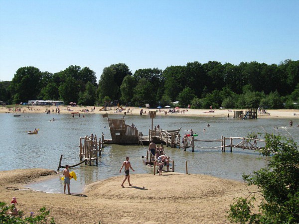 Zwemvijver met zandstrand bij vakantiepark Witterzomer