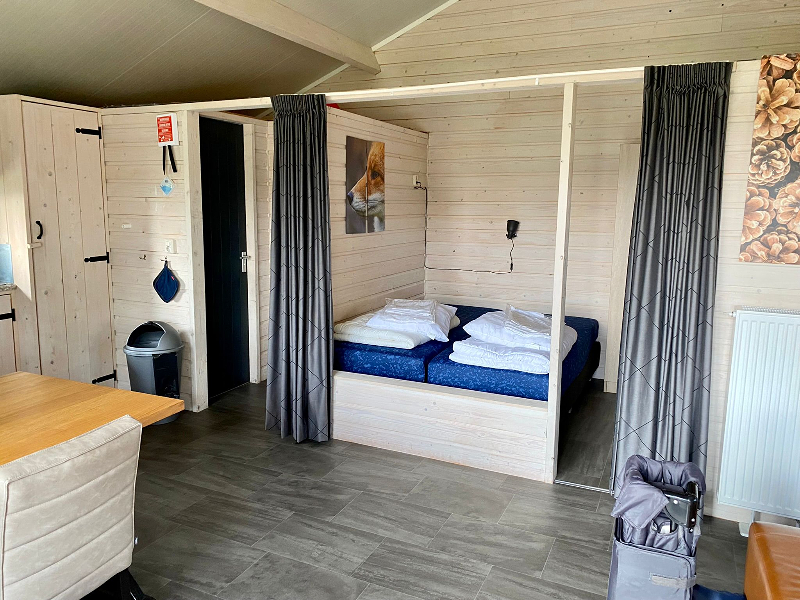 Een van de bedden in de Rheezerlodge Deluxe