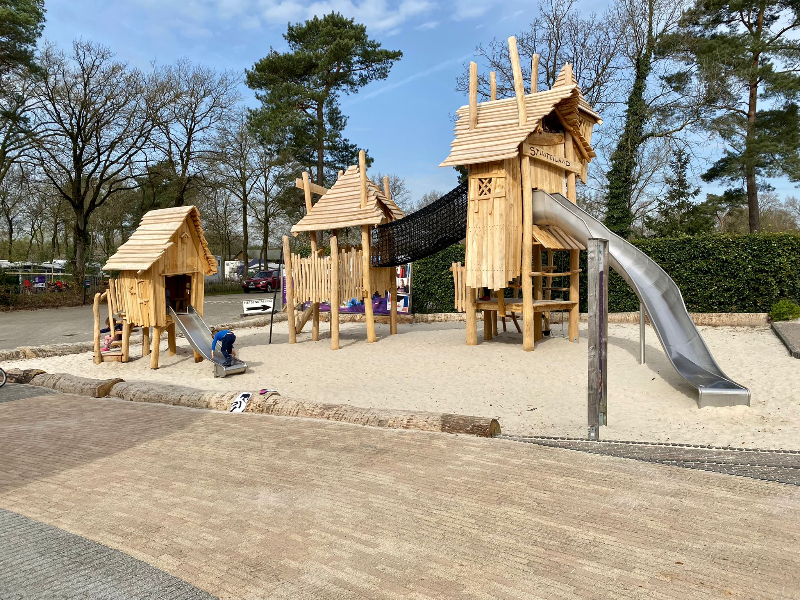 De leuke grote houten speeltuin op het Stuufplein