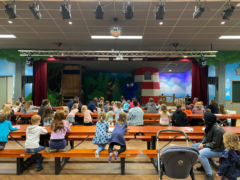 Luisteren naar de uitleg bij het knutselen