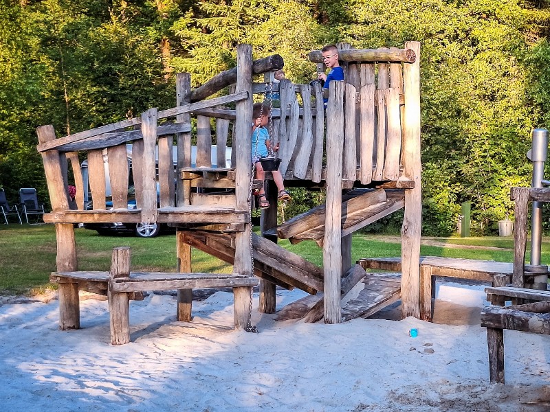 Eindeloos spelen met water en zand op camping de Berken