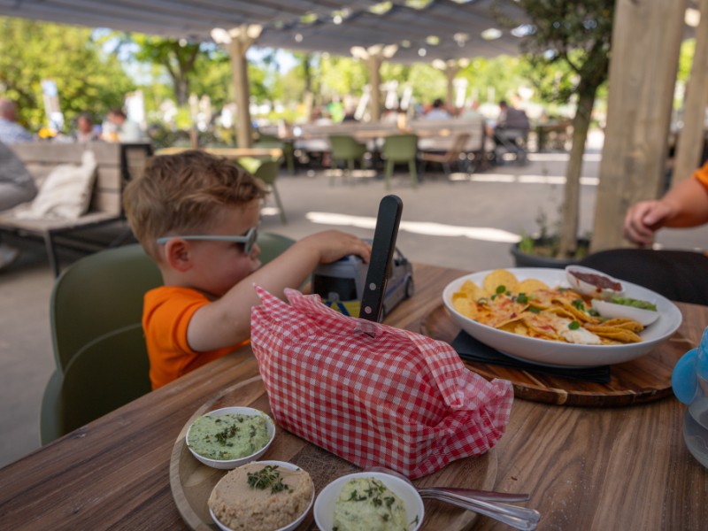 Lekker aan de borrelhap op het terras van de Brasserie van Camping Si-Es-An