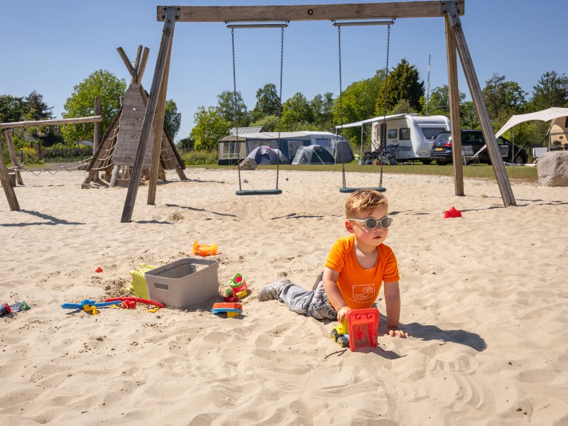 Lekker spelen in de speeltuin bij het campingveld
