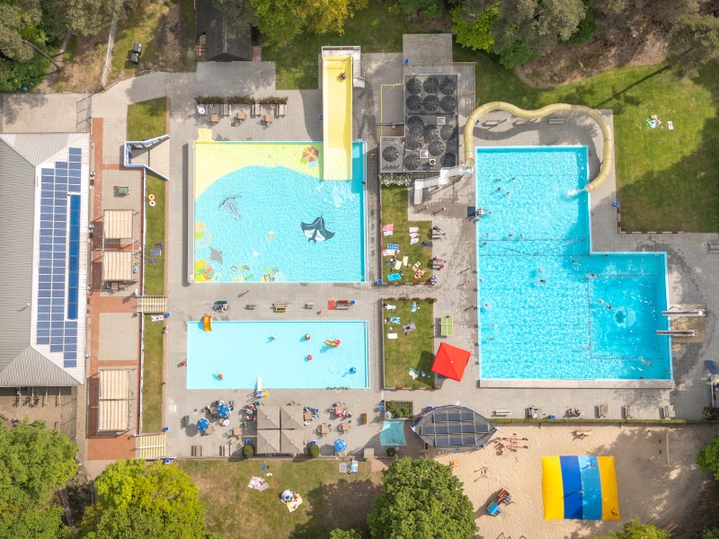 Een foto van het Heuveltjesbosbad in Overijssel, direct naast Camping Si-Es-An