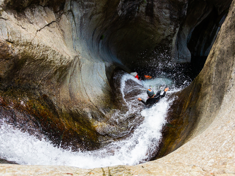 Een fantastische natuurlijke glijbaan tijdens het Canyoning bij Canigou Outdoor in Zuid-Frankrijk