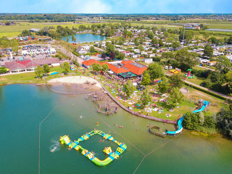 Campoing De Rotonde staat garant voor urenlang speelplezier in het water tijdens de vakantie.