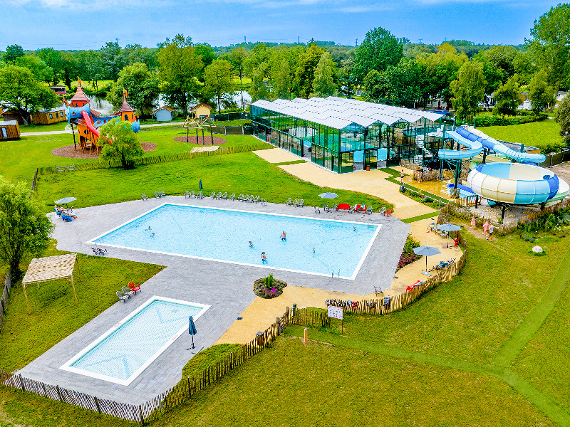 Heerlijk roetsjen van de glijbaan bij capfun camping vlinderloo in Overijssel