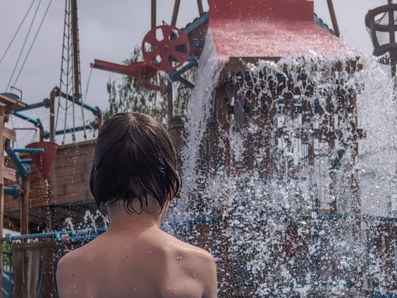 Quinn bij een van de gigantische waterattracties in het waterpark Eurothermenresort Bad Schallerbach