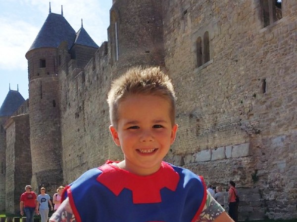Als ridder bij de Middeleeuwse stad Carcassonne in Languedoc-Roussillon