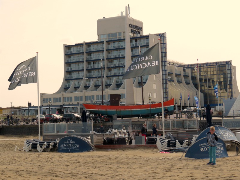 Het Carlton Beach hotel aan het Scheveningse strand