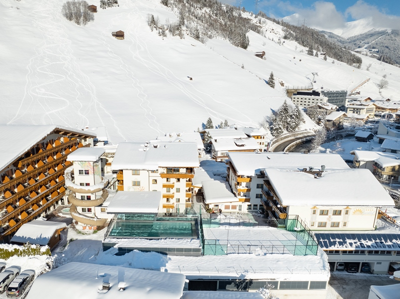 De buitenkant van het kindvriendelijke Hotel Alpenhof.