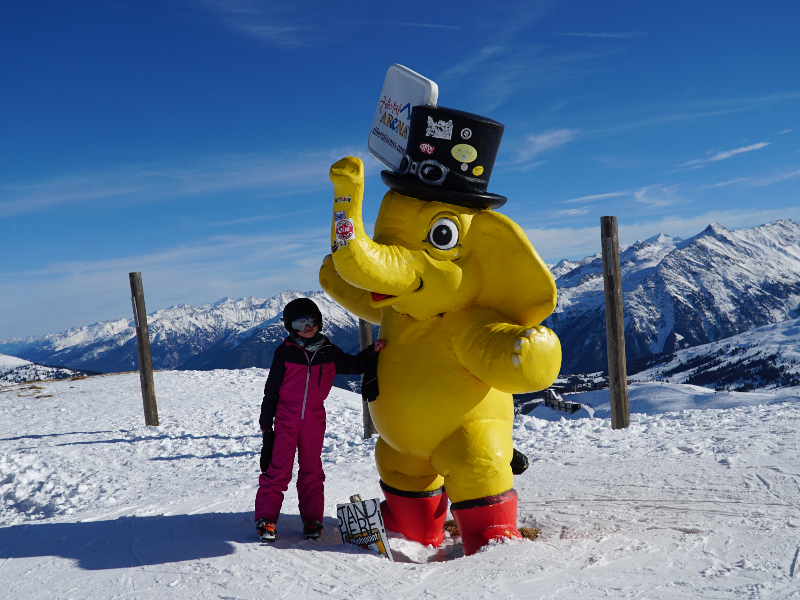 De grote gele mascotte FUNty kom je overal in het Zillertal tegen.