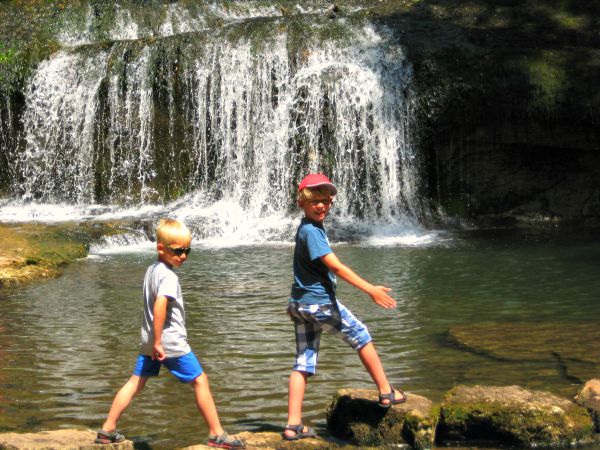 Zeb en Tycho bij de watervallen van Hérison in de Jura