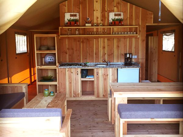 Interieur van de luxe safaritent cascalhal