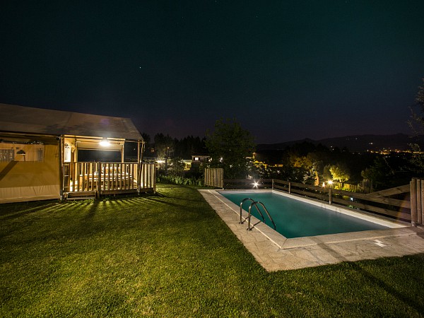 safarilodge met prive zwembad by night