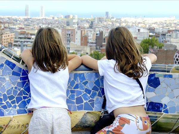 Kids op een gebouw van Gaudi