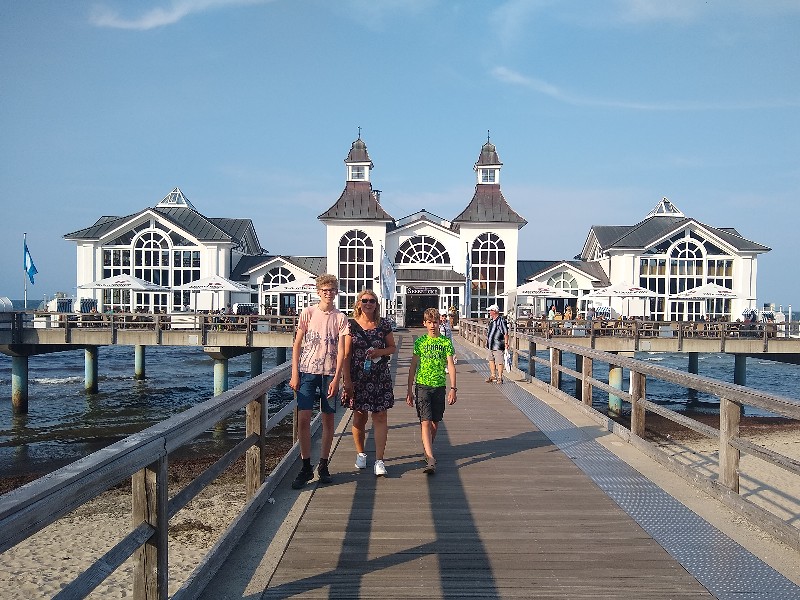 We wandelen over de pier van Sellin