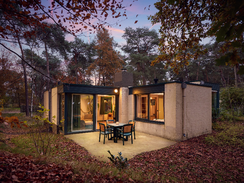 Bungalow van Center Parcs in de schemer 